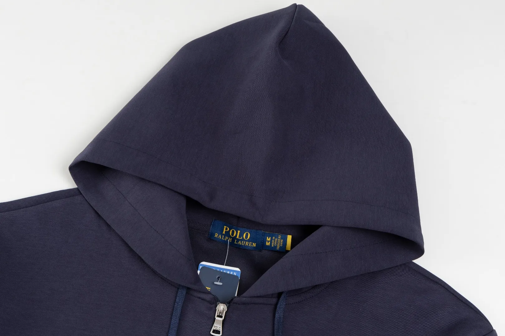 P236 #R95 Ralph Lauren/Ralph Lauren Twelve Color Pony🐎 Embroidered zipper cardigan jacket hooded sweatshirt This hooded sweatshirt is decorated with a simple style that represents Ralph Lauren. It is paired with a pony embroidery pattern, which is three-dimensional and full! The solid color fabric paired with exquisite embroidery instantly sets it off! Hooded sports design, loose and casual fit! The overall texture is very strong! Through the pictures, we can feel the thickness and texture of custom-woven and dyed threads. The workmanship is exquisite. They are shipped from major foreign trade factories. They are all made by masters with many years of experience. Everything is of high standards and requirements! Simple and versatile style ~ super delicate and soft, close to the body without being tied, all fabrics and accessories are original custom-made and of high quality! Perfectly reflects the brand’s sense of superiority! Standard cut, comfortable stretch, unrestricted movement! Highly practical, high-end and classy! Versatile style ~ can be paired with jeans or jogging pants. Ideal for transitioning from your morning commute to weekend events!  Color: Black with red label Black with white label Khaki Navy blue with red label Navy blue with white label White Light gray Dark gray Burgundy Army green Light blue Pink Size: S M L
